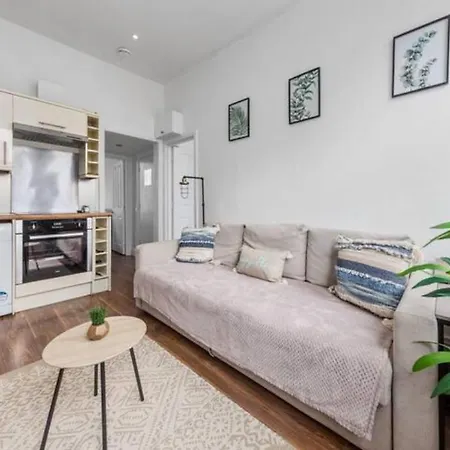 London Living 2 Bedroom Flat 2 Mins To Clapahm Junction Cj